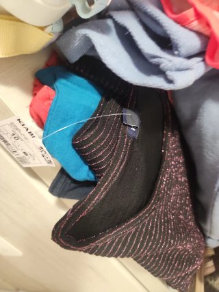 Ropa y sandalias varias
