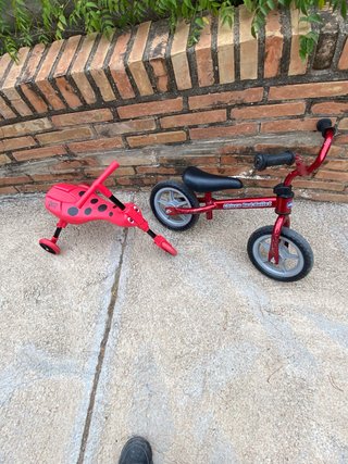 Bicicleta infantil y triciclo rojo