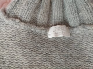 Jersei de lana gris.