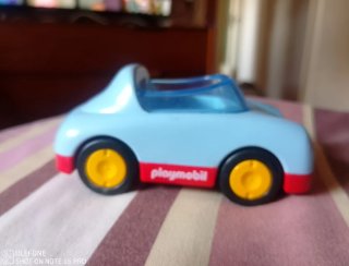 Camión de juguete amarillo y rojo
