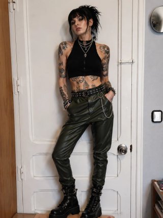 Conjunto Top Negro y Pantalón Piel Sintética Verde