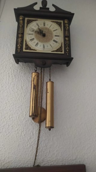 Reloj de pared antiguo con péndulo