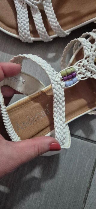 Sandalias blancas con abalorios
