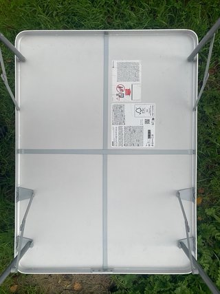Mesa plegable de metal y plástico