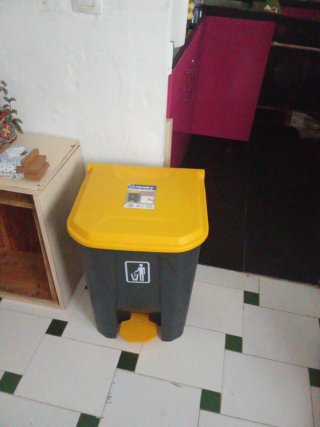 Cubo basura industrial amarillo y gris sin usar