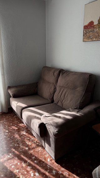 Salita completa: sofá, mesa de cristal con 4 silla