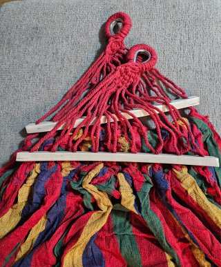 Hamaca de tela con barras de madera