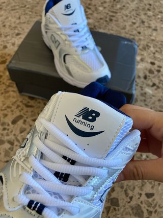 Zapatillas New Balance Plata y Blanco
