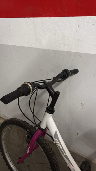 Bicicleta infantil rosa y blanca