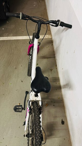 Bicicleta infantil rosa y blanca