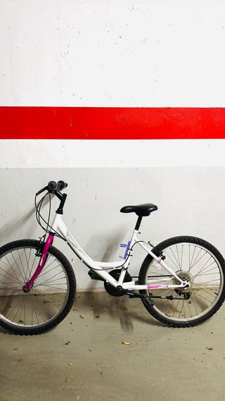 Bicicleta infantil rosa y blanca