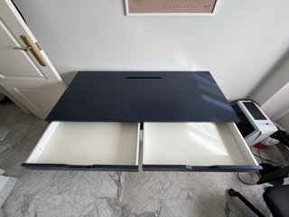 Escritorio azul y gris
