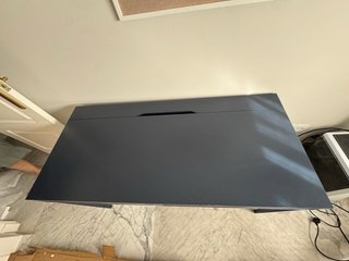 Escritorio azul y gris