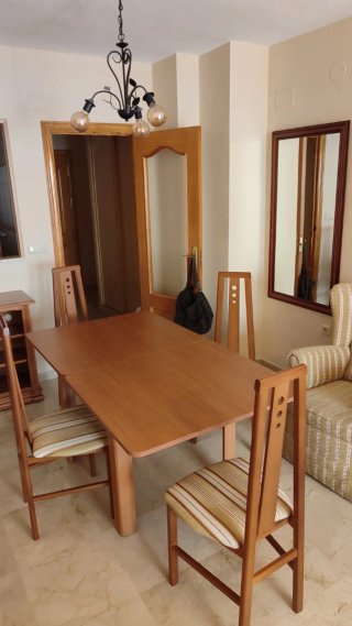 Mesa comedor y 4 sillas de madera