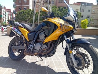 Honda Transalp Negra y Amarilla