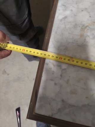 Mueble de madera con cajones y mármol