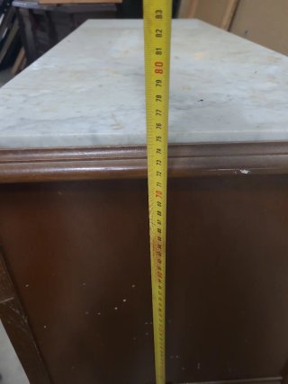 Mueble de madera con cajones y mármol