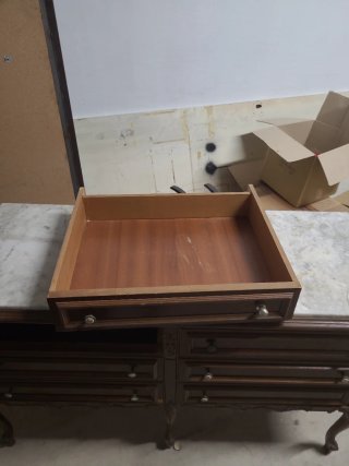 Mueble de madera con cajones y mármol