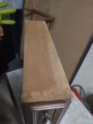 Mueble de madera con cajones y mármol