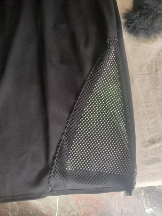 Vestido negro elegante con plumas y rejilla