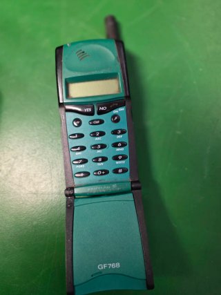 Teléfono móvil Ericsson GF768 verde