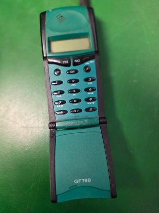 Teléfono móvil Ericsson GF768 verde