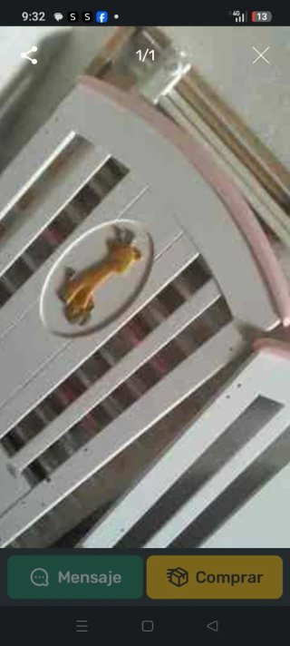Cuna blanca y rosa con figura de hueso