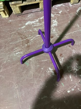 Perchero de pie morado