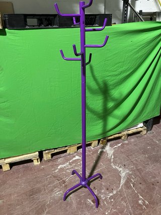 Perchero de pie morado