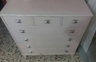 Cómoda rosa con tiradores plateados