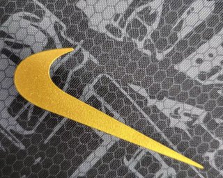 Camiseta Nike BCN Edición Especial Negra y Dorada