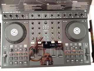 Controladora Native Instruments Kontrol S4 MKI