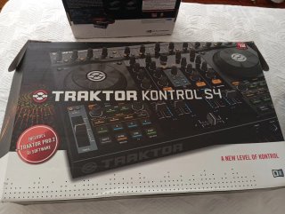 Controladora Native Instruments Kontrol S4 MKI