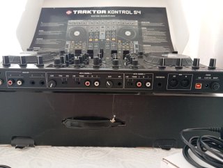 Controladora Native Instruments Kontrol S4 MKI