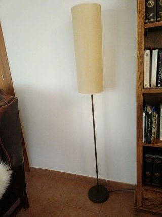 Lámpara de pie moderna beige y negra