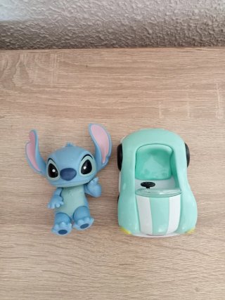 Figura Stitch en Coche