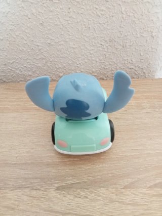 Figura Stitch en Coche