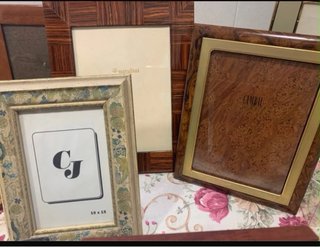 Portafotos dorados, metacrilato, madera, metal 25€