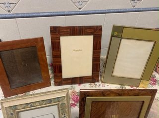 Portafotos dorados, metacrilato, madera, metal 25€