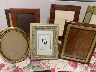 Portafotos dorados, metacrilato, madera, metal 25€