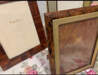 Portafotos dorados, metacrilato, madera, metal 25€