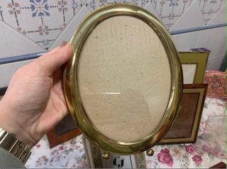 Portafotos dorados, metacrilato, madera, metal 25€
