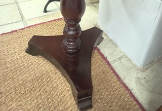 Mesita velador de caoba