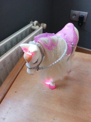 Caballo Barbie música y luces