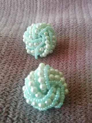 Pendientes perlas y abalorios