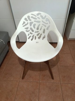 Silla de diseño blanca y madera