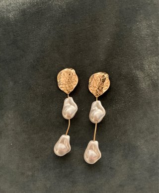 Pendientes largos Zara dorados y blancos
