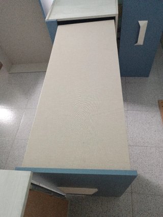 Escritorio beige y azul