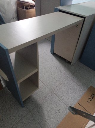 Escritorio beige y azul