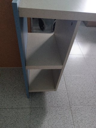 Escritorio beige y azul